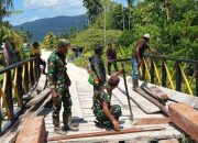 Warga dan Babinsa Gotong Royong Perbaiki Jembatan Kali Dawai