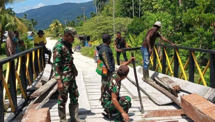 Warga dan Babinsa Gotong Royong Perbaiki Jembatan Kali Dawai