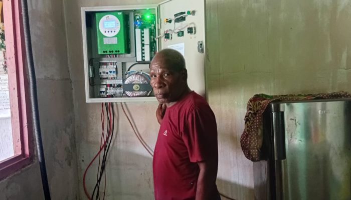 Inspiratif : Guru Pensiunan di Kampung Kanaki Ini Mengubah Sinar Matahari Menjadi Harapan Nelayan