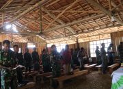 Seragam Loreng, Terpancar Iman: Satgas TMMD Kodim 1709 Yawa Beribadah Bersama Jemaat GKI Efesus Rembai