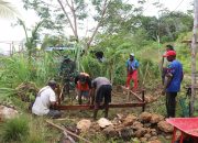 TNI dan Warga Rembai di Distrik Wonawa Bangun Bak Penampung Air Bersih