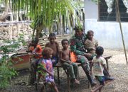 Pengabdian Prajurit TMMD 127 Bersama Anak-Anak Kampung Rembai