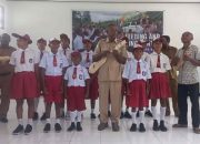 Momen HUT Kepulauan Yapen, Murid SD Elim Makiroan Nyanyi Lagu Arui dengan Musik Ukelele