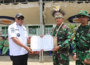 TMMD ke-127 Kodim 1709/Yawa Resmi Ditutup, 8 Rumah Layak Huni Diserahkan kepada Warga Kampung Rembai, Distrik Wonawa