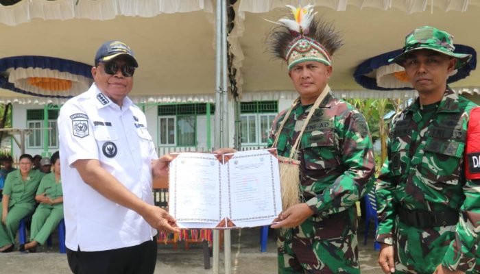 TMMD ke-127 Kodim 1709/Yawa Resmi Ditutup, 8 Rumah Layak Huni Diserahkan kepada Warga Kampung Rembai, Distrik Wonawa