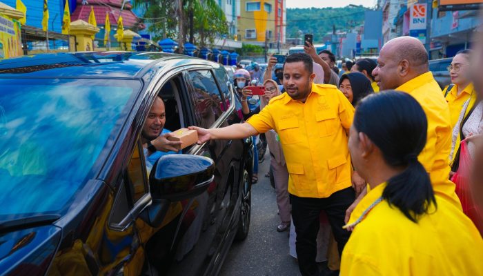 Golkar Papua Bagikan Takjil di Jayapura, Fakhiri Tekankan Kepedulian dan Toleransi Ramadan