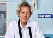 Di Usia 85 Tahun, Dokter Sudanto di Jayapura Ini Masih Setia Mengobati Warga