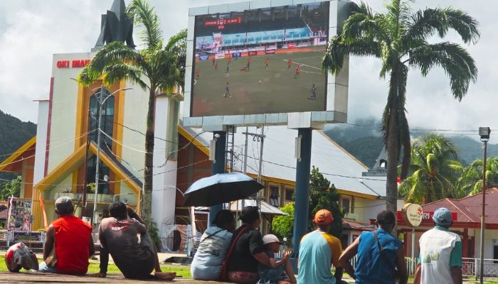 Panas Terik Tak Surutkan Semangat Warga Serui Nobar PS Yapen Bertanding di Liga 4
