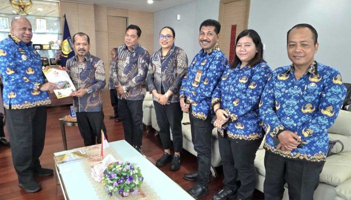 Bawaslu Papua Serahkan Laporan Hibah PSU 2025 ke Gubernur, Minta Dukungan Kantor Permanen