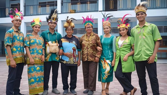 Kenalkan Budaya Lokal, Siswa SMA YPK Penabur Serui Praktik Pesta Peminangan