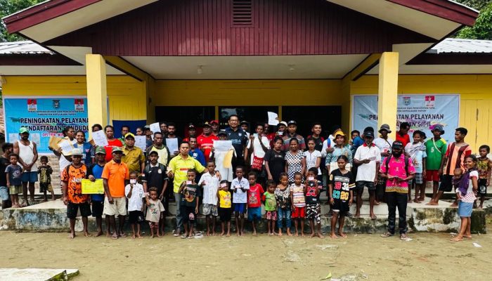 Program JEBOL ADMINDUK 2026 Dukcapil Yapen Layani 2.785 Dokumen di Poom dan Windesi