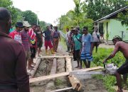 Plt Kepala Distrik Raimbawi Dody Lefta Bersama Warga Perbaiki Jembatan Kampung Woda