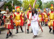 Ratusan Umat Katolik Serui Ikuti Jalan Salib, Bupati Benyamin Arisoy Tekankan Nilai Pengorbanan
