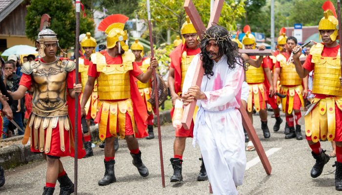 Ratusan Umat Katolik Serui Ikuti Jalan Salib, Bupati Benyamin Arisoy Tekankan Nilai Pengorbanan