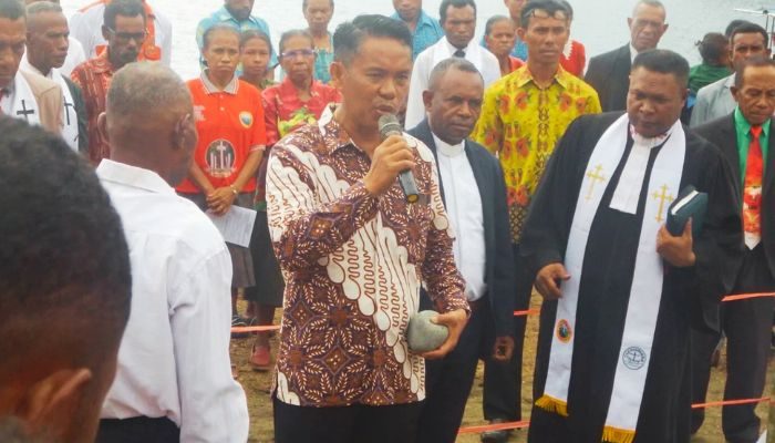 Asisten Tiga, Aser Pongrate Wakili Bupati Yapen Letakkan Batu Pertama Tugu 100 Tahun Injil di Saweru