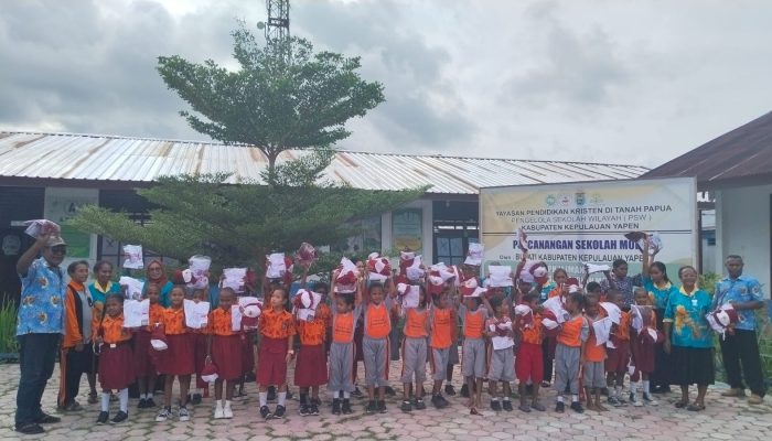 Terus Tersalurkan ke Semua Distrik ! Dinas Pendidikan Yapen Salurkan Seragam Gratis ke 11 SD di Yapen Selatan