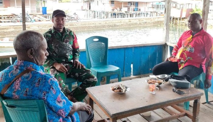 Babinsa Serma Arthur Bonai Ajak Warga Angkaisera Perkuat Ketertiban Lingkungan