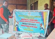 Anggota DPRK Yapen Ayub Rawai Salurkan Bantuan Bahan Bangunan Saat Reses di Pegunungan Muman