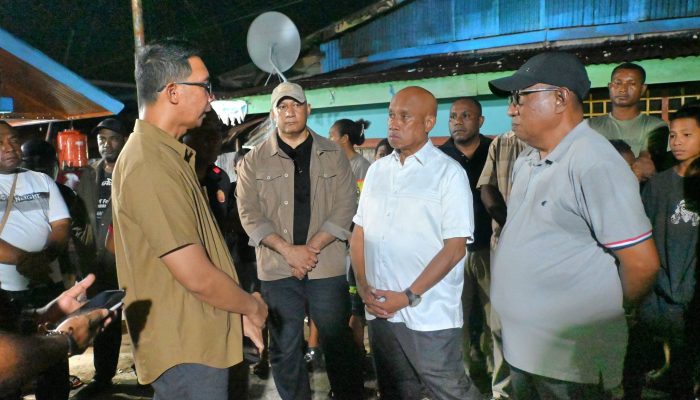 Bupati Biak Numfor Tinjau Lokasi Ledakan Diduga Bom PD II, Pastikan Penanganan Korban Dapat Penanganan Maksimal