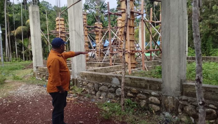 DPRK Yapen : Fridolin Warkawani Tinjau Progres Pembangunan Gereja Baru GKI Eklesia Kontiunai