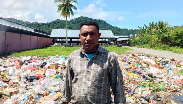 KNPI Yapen Desak Pemda Bertindak Tegas, Sampah Pasar Aroro–Iroro Kembali Menumpuk
