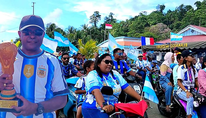 Argentina ! Frits Arera dan Bupati FX Mote Ramaikan Konvoi Fans Piala Dunia 2026 di Waropen