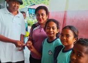 Hebat! Tiga Siswa SD Negeri 1 Serui Kembalikan Uang Rp2,6 Juta Milik Warga yang Terjatuh