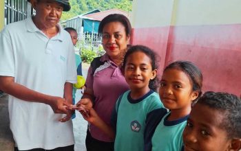Hebat! Tiga Siswa SD Negeri 1 Serui Kembalikan Uang Rp2,6 Juta Milik Warga yang Terjatuh