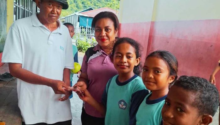 Hebat! Tiga Siswa SD Negeri 1 Serui Kembalikan Uang Rp2,6 Juta Milik Warga yang Terjatuh