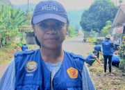 Mahasiswa Cantik KKN Uncen Fedeli Itaar Ajak Warga Anotaurei Yapen Tidak Buang Sampah Sembarangan