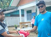 YCG Bagikan Bendera Merah Putih kepada Warga dan Pelaku Usaha di Tiga Distrik Yapen