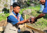 Mahasiswa KKN UNCEN dan Warga Kabuaena Letakkan Batu Pertama Tugu Selamat Datang, Simbol Identitas dan Gotong Royong
