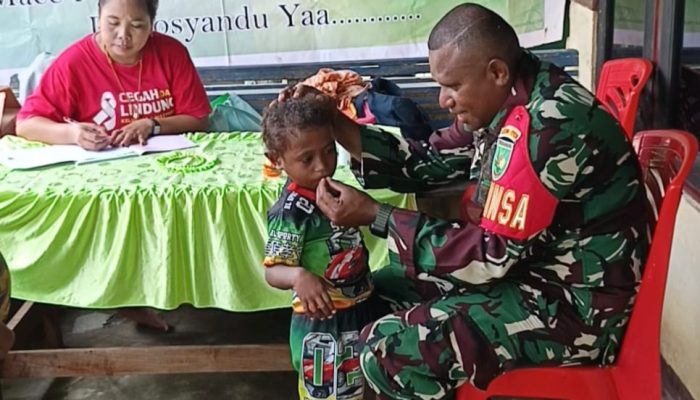 Babinsa Serda Samuel Papare Dampingi Pelayanan Kesehatan Anak di Kampung Serewen