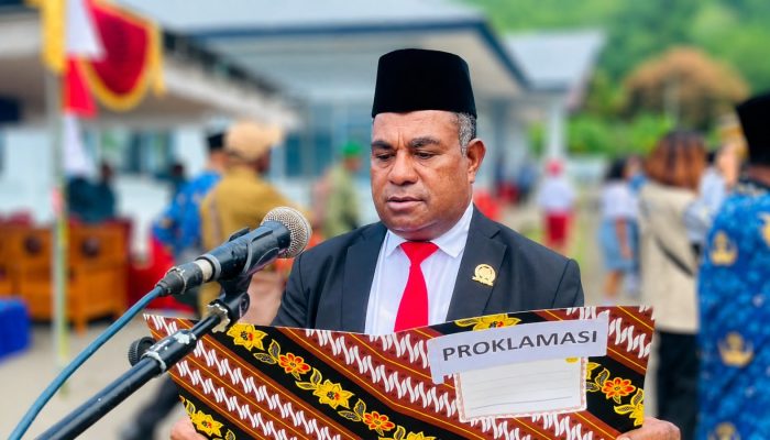 Anggota DPRK Fridolin Warkawani Bacakan Proklamasi HUT ke-81 RI di Yawakukat, Ajak Masyarakat Lanjutkan Semangat Perjuangan