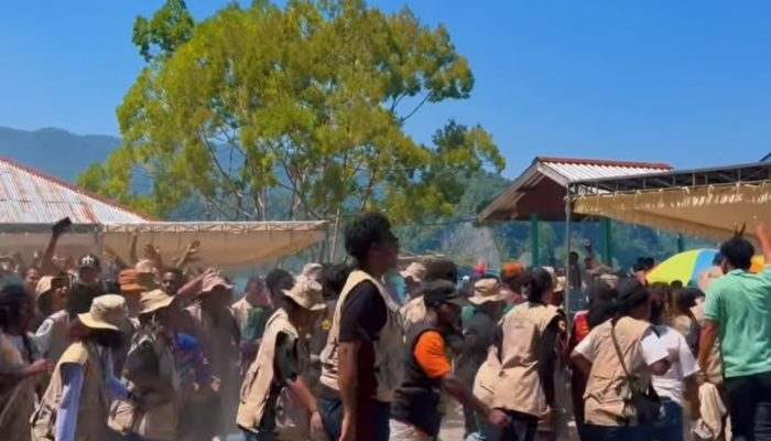 Abu Naik! Mahasiswa KKN Uncen Sukses Gelar Festival Teluk Mioka di Sarawandori