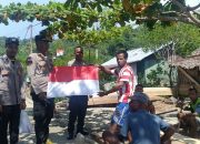 Kapolsek Poom IPTU Rudolf Sokoi, Bagikan Bendera Merah Putih kepada Warga Kampung Poom 2, Semarakkan HUT ke-81 RI