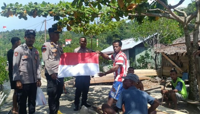 Kapolsek Poom IPTU Rudolf Sokoi, Bagikan Bendera Merah Putih kepada Warga Kampung Poom 2, Semarakkan HUT ke-81 RI