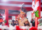 Irup Penurunan Bendera, Wakil Bupati Yapen Roi Palunga Kenakan Busana Adat Onate di HUT ke-81 RI