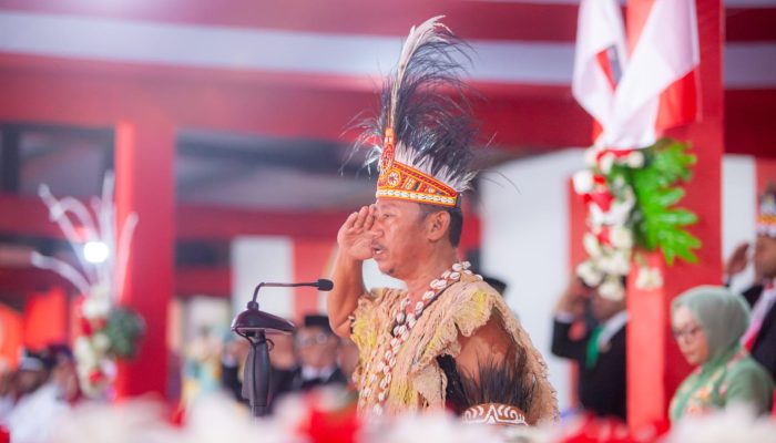 Irup Penurunan Bendera, Wakil Bupati Yapen Roi Palunga Kenakan Busana Adat Onate di HUT ke-81 RI