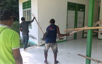 Anggota DPRK Yapen Fredrik Samber Buka Palang Pustu Wabombi, Pelayanan Kesehatan Kembali Berjalan