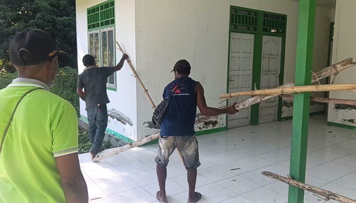 Anggota DPRK Yapen Fredrik Samber Buka Palang Pustu Wabombi, Pelayanan Kesehatan Kembali Berjalan