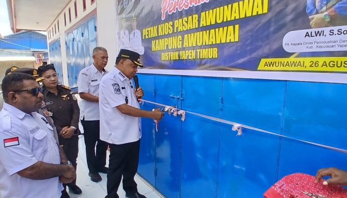 Bupati Benyamin Arisoy Resmikan 10 Kios Pasar Awunawai, Dibangun dengan Dana Otsus