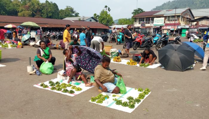 Daya Beli Menurun, Pedagang Sayur Pasar Aroro Serui Keluhkan Sepinya Pembeli