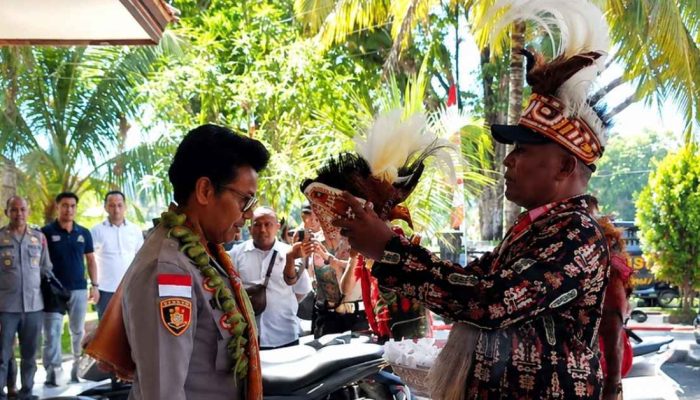 Kapolres Perempuan Pertama, AKBP Diaritz Felle Dikukuhkan Suku Onate Keret Mantuga, Jadi Simbol Sejarah Baru di Yapen