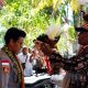 Kapolres Perempuan Pertama, AKBP Diaritz Felle Dikukuhkan Suku Onate Keret Mantuga, Jadi Simbol Sejarah Baru di Yapen