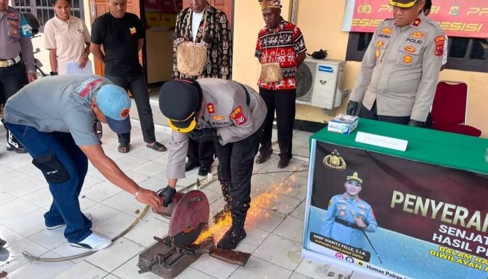 Kapolres Yapen AKBP Diaritz Felle Pimpin Pemusnahan 7 Senjata Api Rakitan dan 21 Amunisi Ilegal